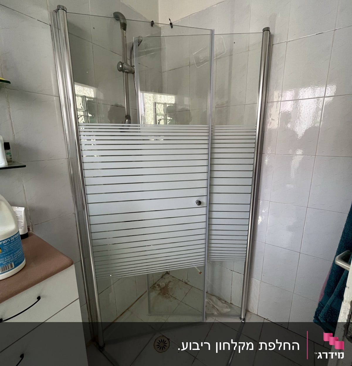 מקלחון זכוכית עם דלתות הזזה וראש מקלחת